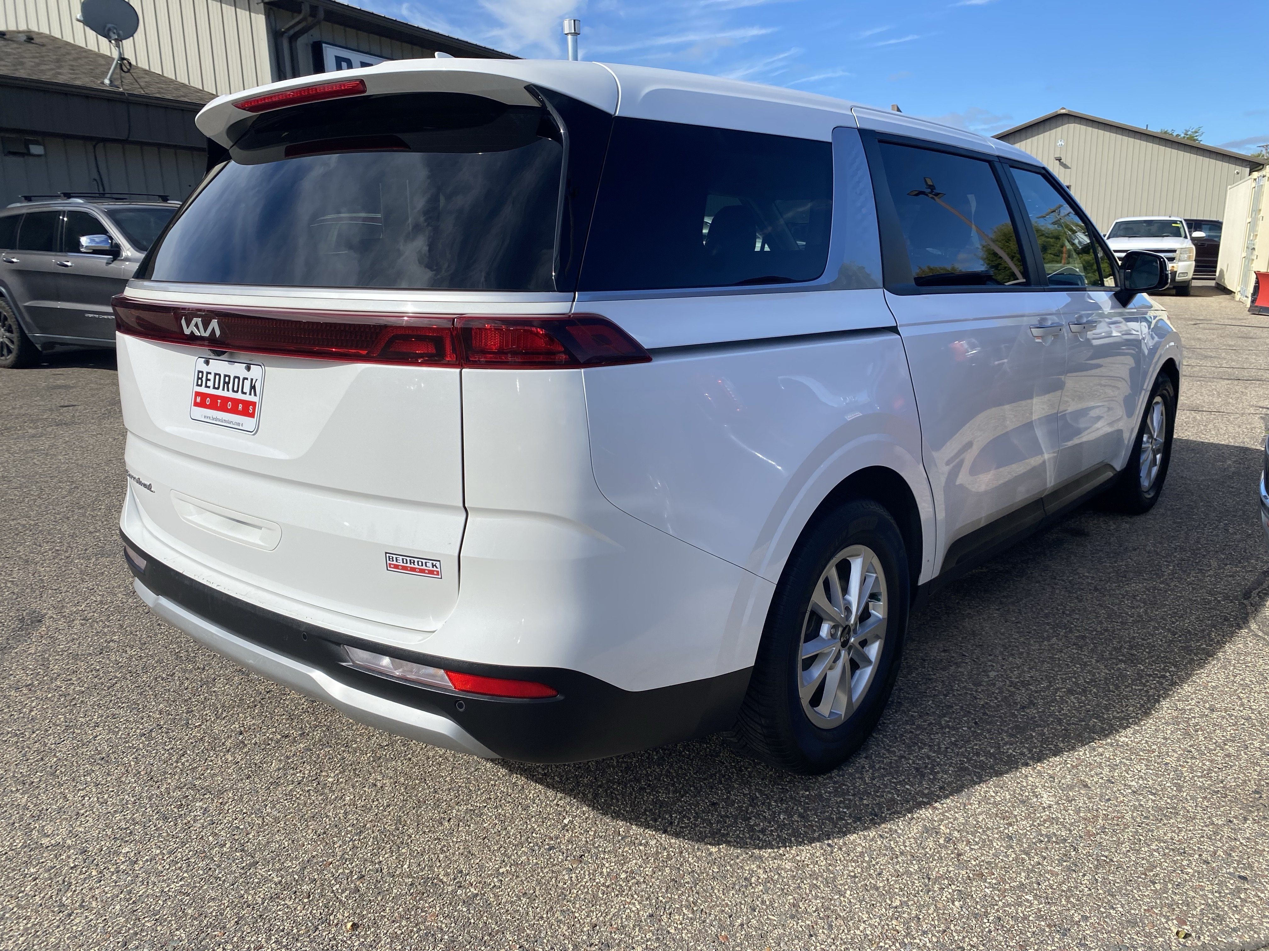 Used 2022 Kia Carnival LX FWD image 2