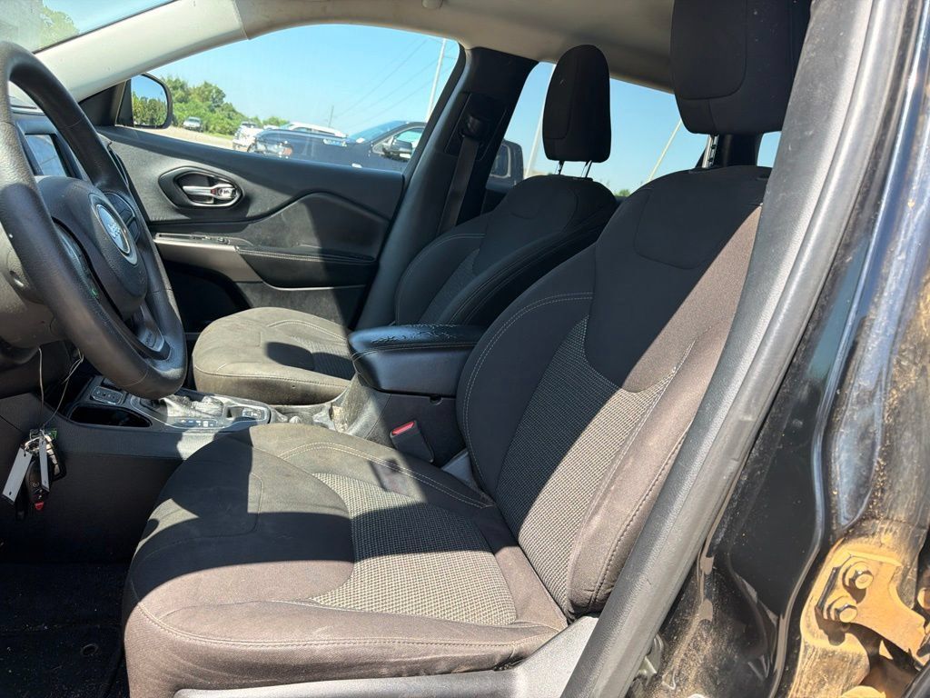Used 2021 Jeep Cherokee Latitude FWD image 22