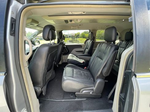 Used 2014 Chrysler Town & Country Touring FWD image 25