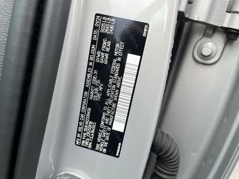 Used 2024 Volvo XC40 B5 Core image 9