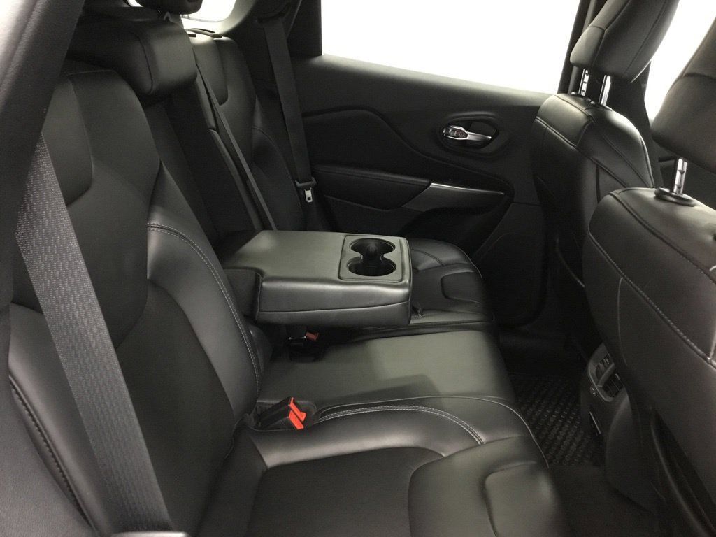 Used 2019 Jeep Cherokee Latitude Plus w/ Cold Weather Group AWD/4WD image 43
