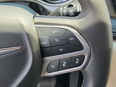Used 2024 Chrysler Pacifica Limited FWD image 23