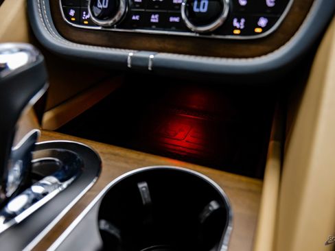 Used 2023 Bentley Bentayga Extended Wheelbase AWD/4WD image 57