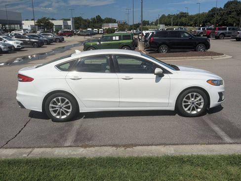Used 2020 Ford Fusion SE FWD image 2