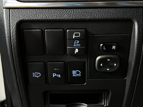 Used 2018 Toyota Land Cruiser w/ Four Season Floor Mat Package AWD/4WD image 25