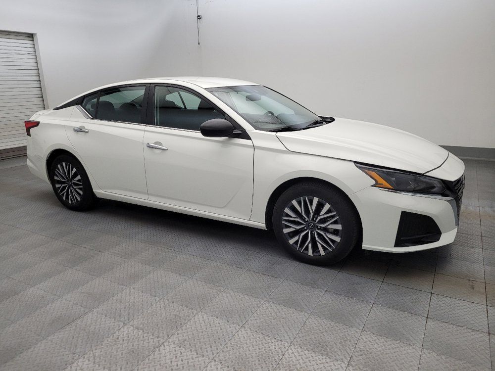 Used 2025 Nissan Altima 2.5 SV FWD image 11