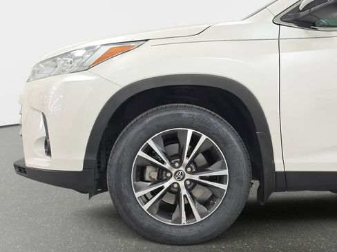 Used 2019 Toyota Highlander LE AWD/4WD image 10