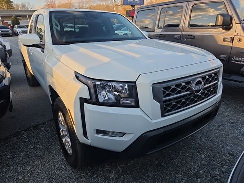Used 2024 Nissan Frontier SV w/ SV Convenience Package image 2
