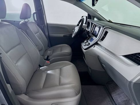 Used 2016 Toyota Sienna XLE FWD image 25