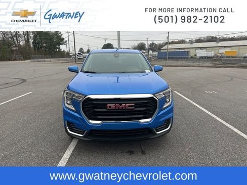 Used 2024 GMC Terrain SLE image 2