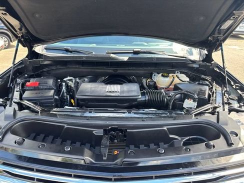Used 2025 Chevrolet Suburban Premier AWD/4WD image 44