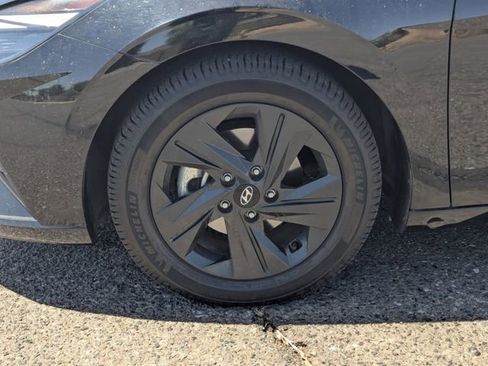 Used 2022 Hyundai Elantra SEL w/ Preferred Accessory Package FWD image 9