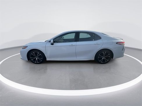 Used 2018 Toyota Camry SE image 5