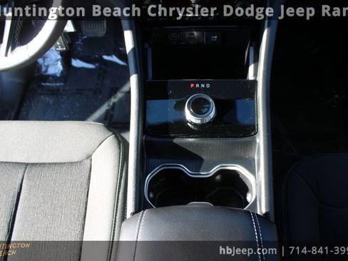 Used 2025 Jeep Grand Cherokee Laredo X image 13