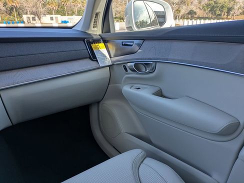 New 2026 Volvo XC90 T8 Ultra w/ Protection Package Premier AWD/4WD image 24