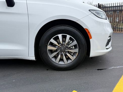 Used 2023 Chrysler Pacifica Touring-L image 9