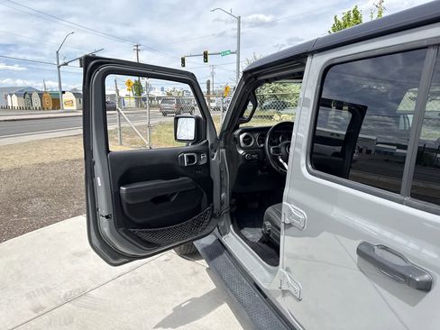 Used 2022 Jeep Wrangler Unlimited Sahara AWD/4WD image 10
