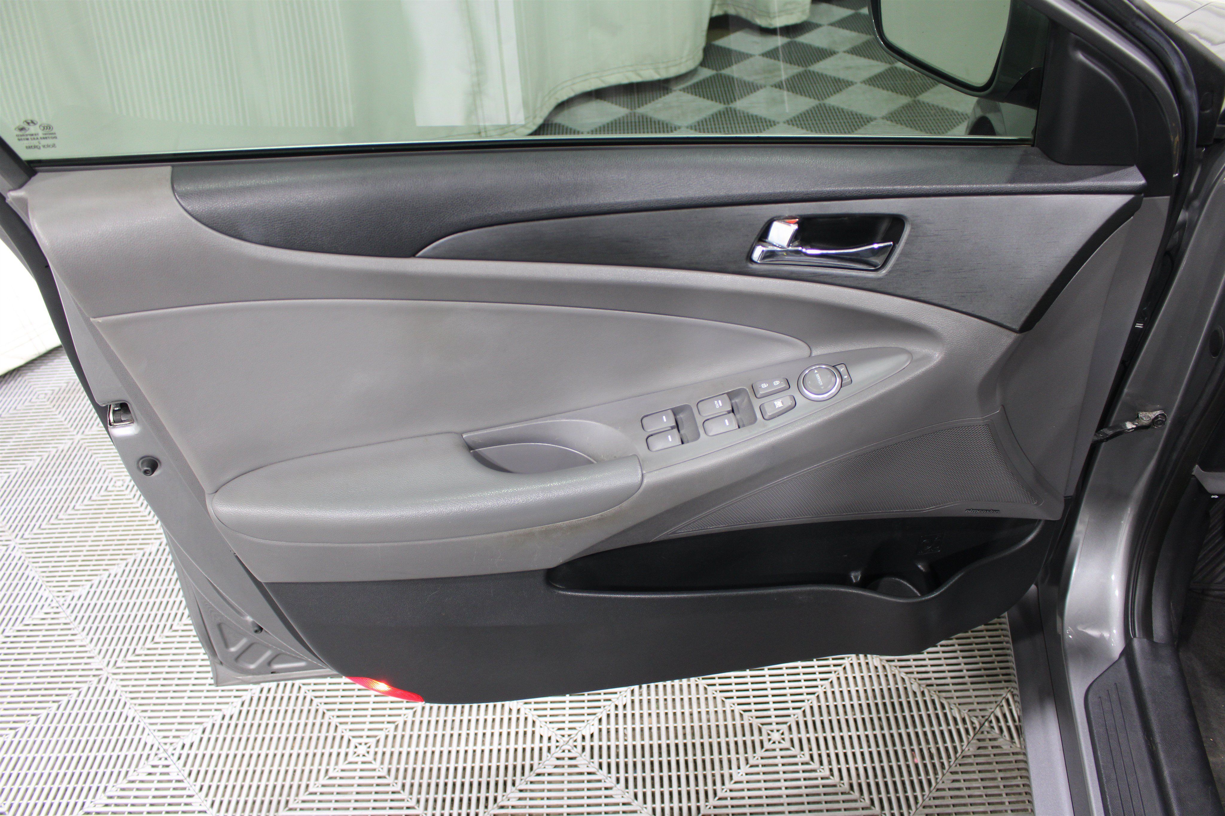 Used 2013 Hyundai Sonata SE w/ Navigation & Sunroof Pkg FWD image 5