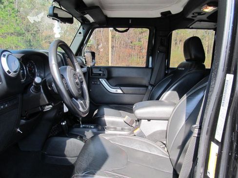 Used 2016 Jeep Wrangler Unlimited Rubicon w/ Connectivity Group image 26