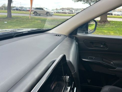 Used 2025 Nissan Pathfinder SV image 35