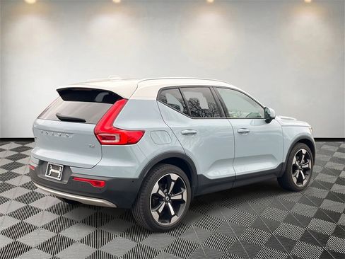 Used 2019 Volvo XC40 T4 Momentum image 3