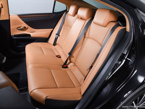 Used 2024 Lexus ES 300h w/ Premium Package image 29