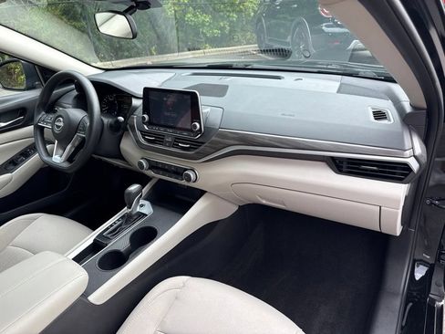 Used 2025 Nissan Altima 2.5 SV FWD image 39