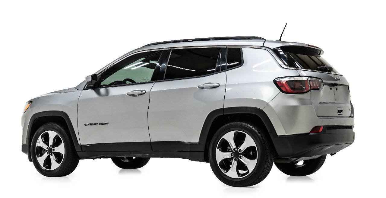 Used 2017 Jeep Compass Latitude w/ Popular Equipment Group FWD image 4