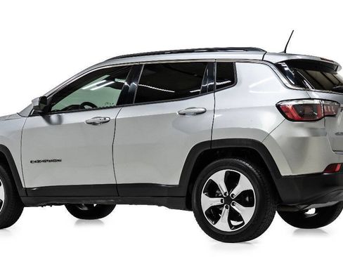 Used 2017 Jeep Compass Latitude w/ Popular Equipment Group FWD image 4