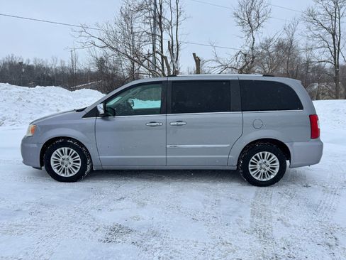 Used 2013 Chrysler Town & Country Limited image 2