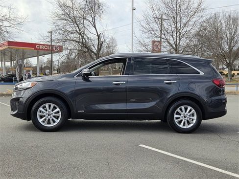 Used 2019 Kia Sorento LX w/ LX Convenience Package image 2