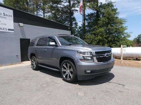 Used 2018 Chevrolet Tahoe LT w/ Luxury Package RWD image 3