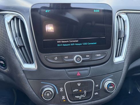 Used 2017 Chevrolet Malibu LT image 22