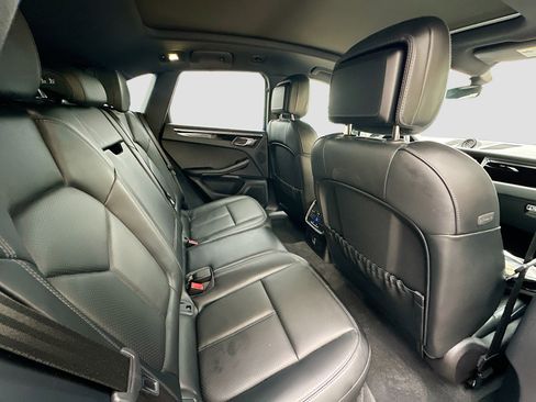 Used 2024 Porsche Macan Base image 32