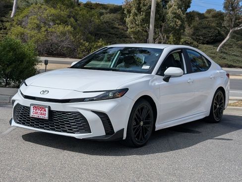 Used 2025 Toyota Camry SE FWD image 11