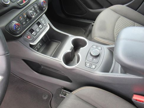 Used 2020 GMC Terrain SLE w/ Driver Convenience Package AWD/4WD image 16