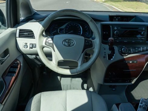 Used 2011 Toyota Sienna XLE w/ Entertainment Pkg FWD image 20