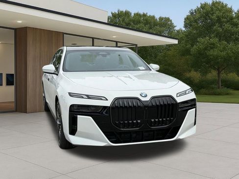 Used 2025 BMW 760i xDrive w/ Premium Package image 5