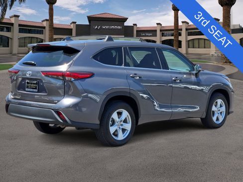 Used 2021 Toyota Highlander LE FWD image 8