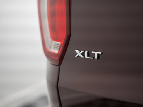 Used 2018 Ford Explorer XLT AWD/4WD image 8