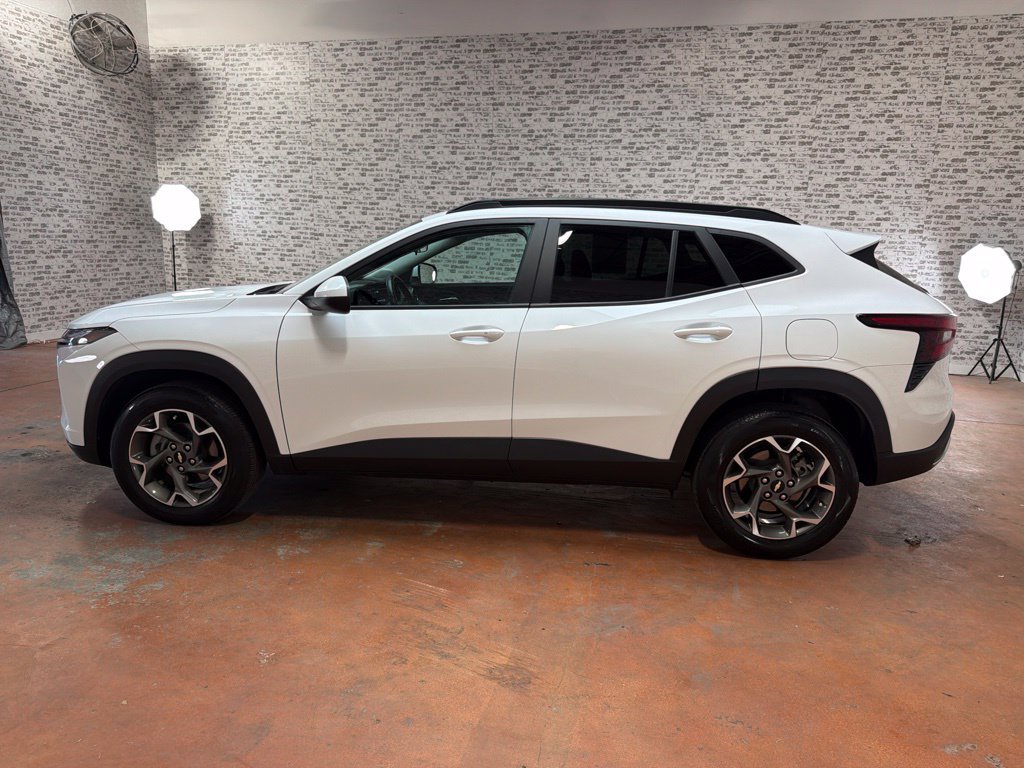 Used 2025 Chevrolet Trax LT w/ LT Convenience Package FWD image 4