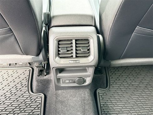 Used 2021 Volkswagen Tiguan SE w/ Panoramic Sunroof Package image 26