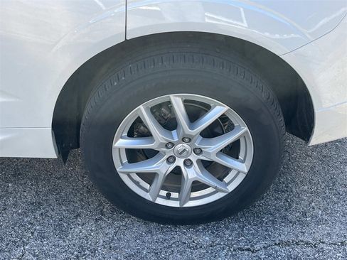 Used 2018 Volvo XC60 T5 Momentum w/ Vision Package image 11