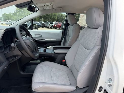 New 2026 Toyota Sienna LE FWD image 21