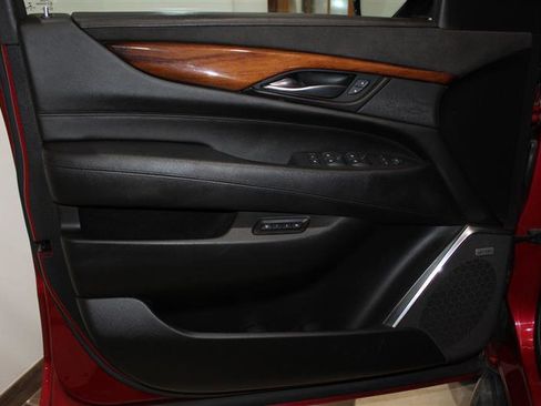 Used 2015 Cadillac Escalade Luxury AWD/4WD image 34