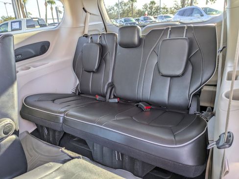 Used 2023 Chrysler Pacifica Limited image 15