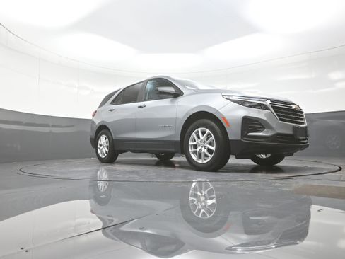 Used 2023 Chevrolet Equinox LS w/ LS Convenience Package AWD/4WD image 9