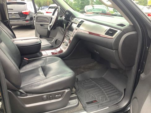Used 2011 Cadillac Escalade Luxury image 18
