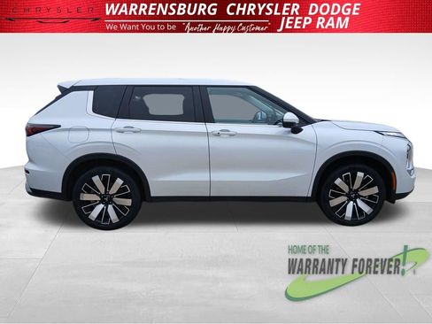 Used 2025 Mitsubishi Outlander SE image 2