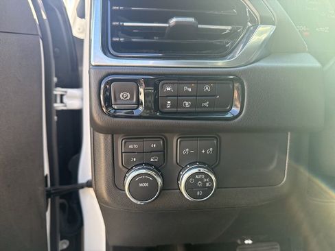 Used 2025 GMC Yukon Denali image 10